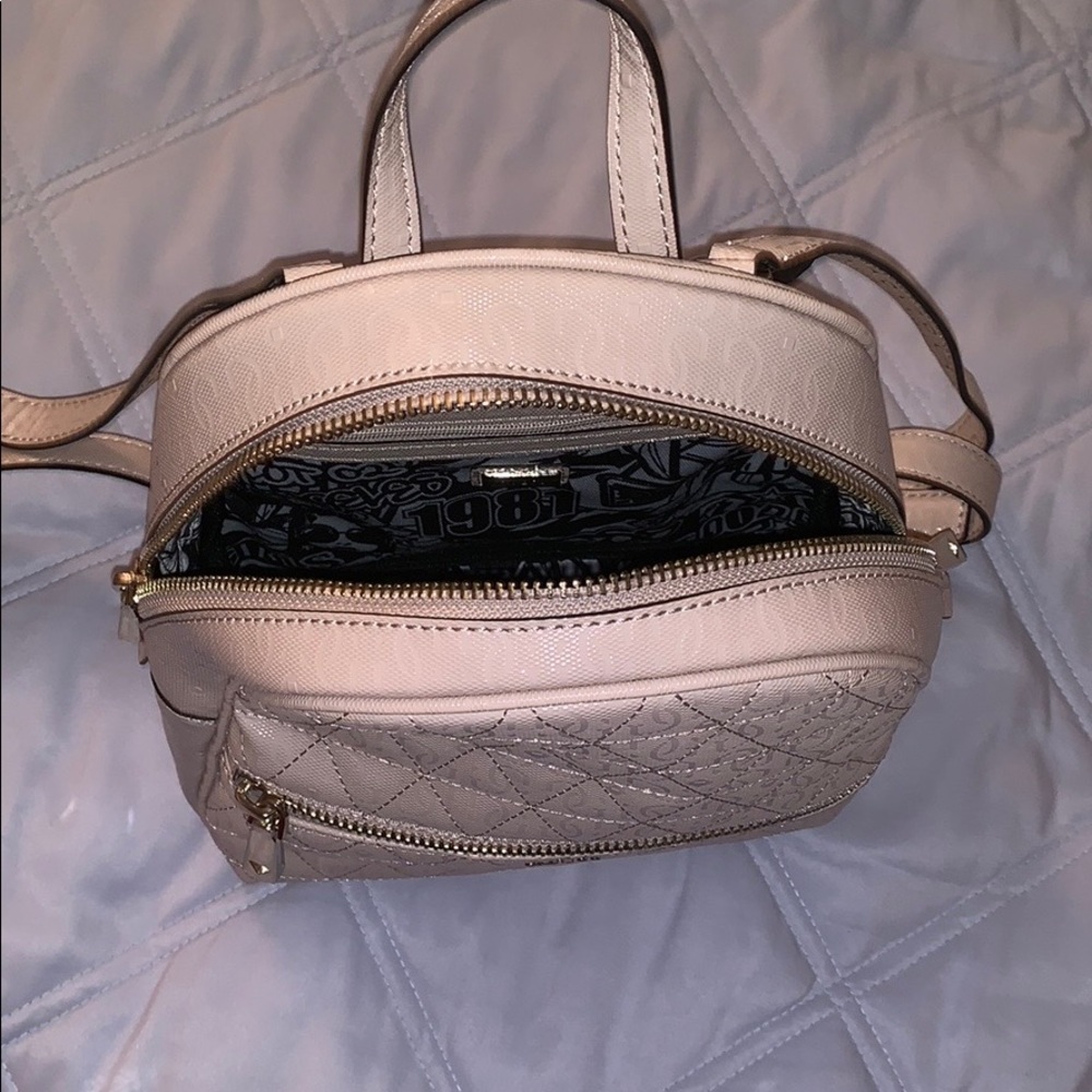 Guess small backpack - Picture 2 of 8